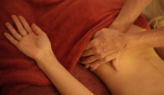 Massage met een hand op de rug